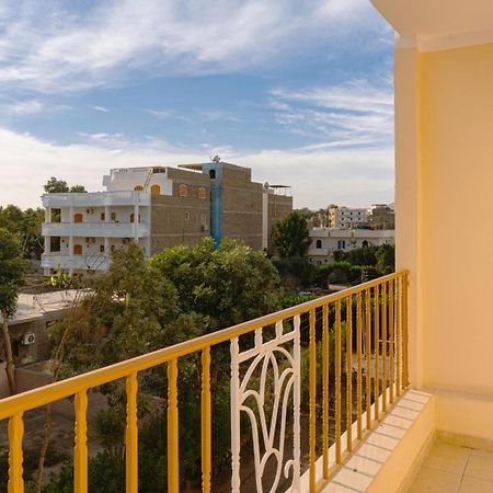 Spring Hotel Luksor Exterior foto