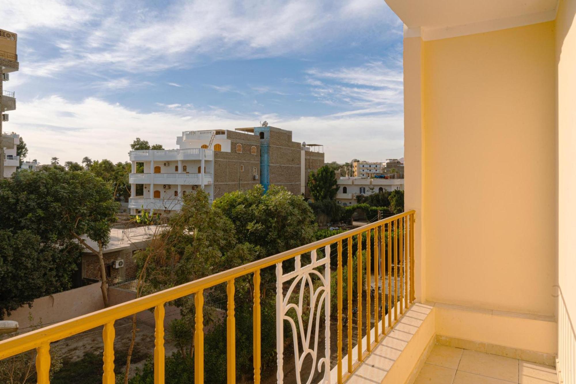 Spring Hotel Luksor Exterior foto