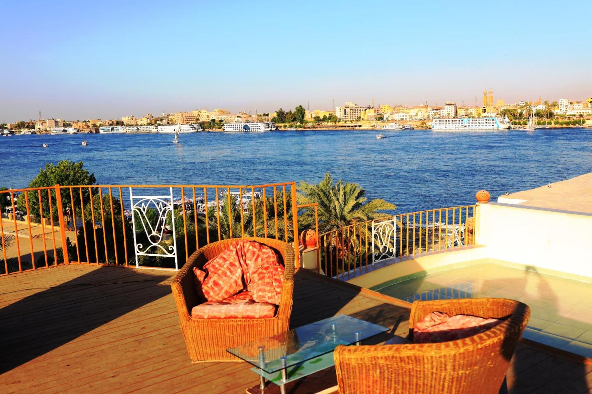 Spring Hotel Luksor Exterior foto