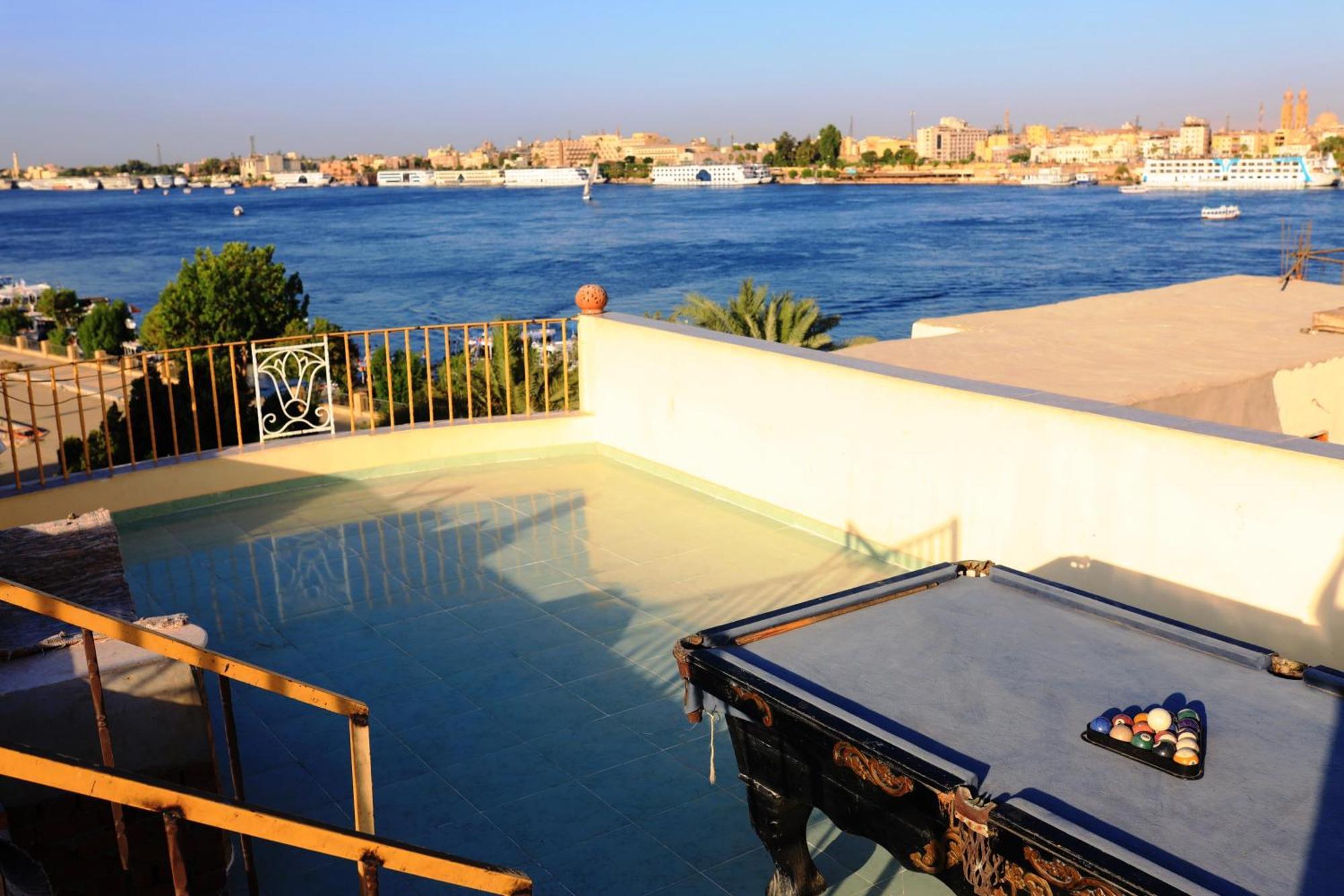 Spring Hotel Luksor Exterior foto