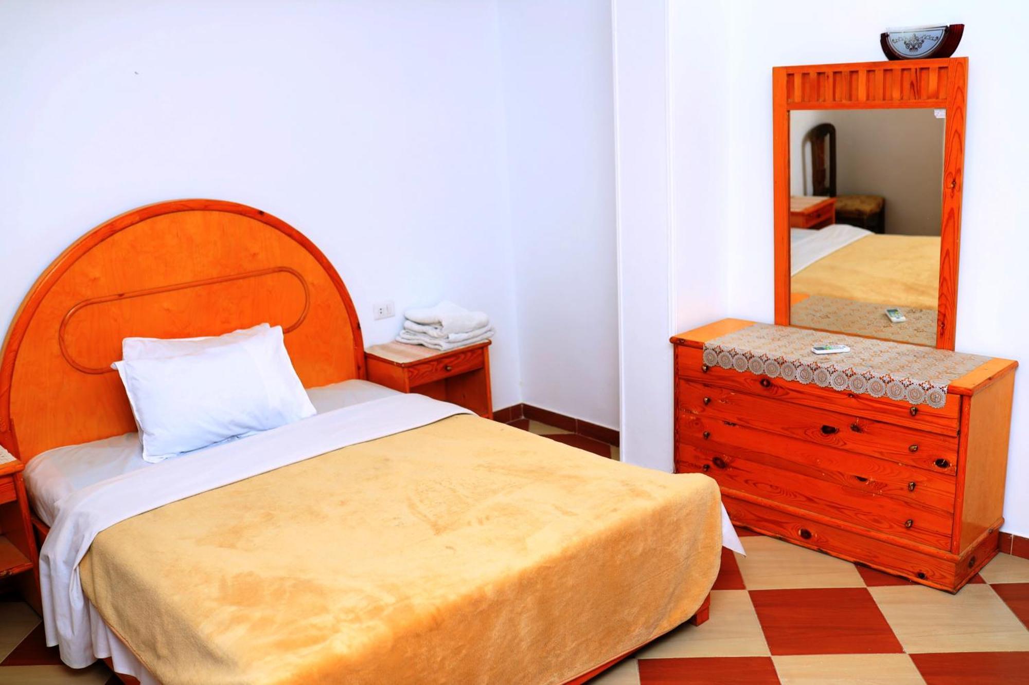 Spring Hotel Luksor Exterior foto